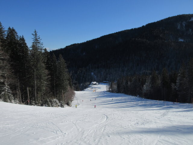 Zweikofel-Abfahrt, im Hintergrund die Talstation der 15-MGD Zweikofel (1.371 m)