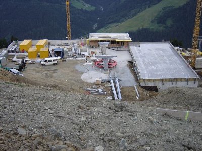 Talstation. Rechts entsteht der Bahnhof, darunter Garagen und Werkstätte.