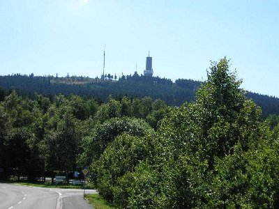 Gleiche Aufnahmeposition. Der Große Feldberg. Hier ging auch einmal ein richtiger Schlepper nach unten, eine 1,4 km lange Abfahrt. Rechts der Abzweig zum ca. 1 km weiter entfernten Seillift Deusinger, der hier natürlich nicht zu erkennen ist.