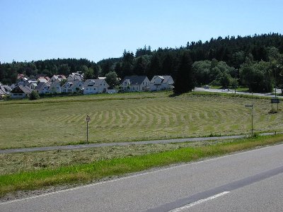 Ein paar Kilometer weiter in Oberreifenberg: Der Rodelhang, an dem sich im Winter halb Frankfurt trifft. Ca. 400 m links davon entfernt der Skilift Pechberg (nicht auf dem Foto), rechts davon (nicht auf dem Foto) der Feldberg und Abzweig zum Deusinger-Sei
