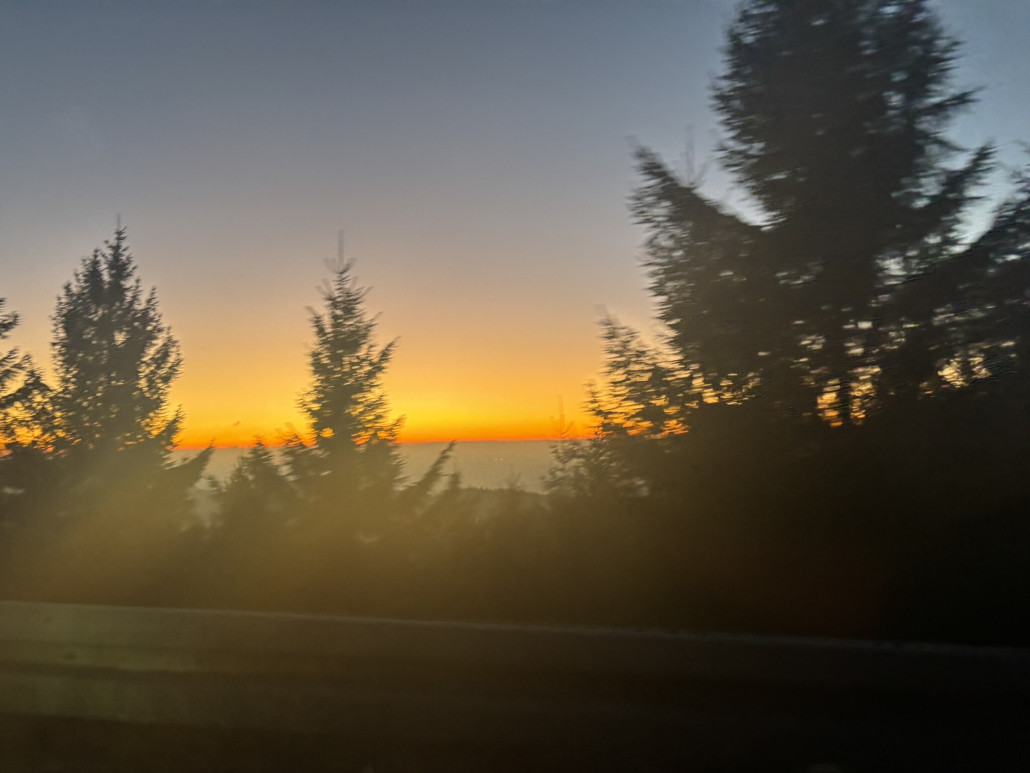 Traumhafter Sonnenuntergang bei der Fahrt über die Schwarzwaldhochstraße