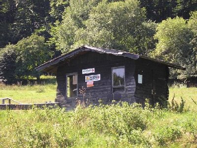 Hier nochmal das Häuschen. Jetzt könnt Ihr vielleicht verstehen, warum ich nicht mit kurzen Hosen durch das Gras laufen wollte...