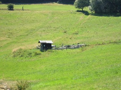 Was gibt es hier oben zu sehen? Ein kleines Lifthäuschen für zwei Seillifte.