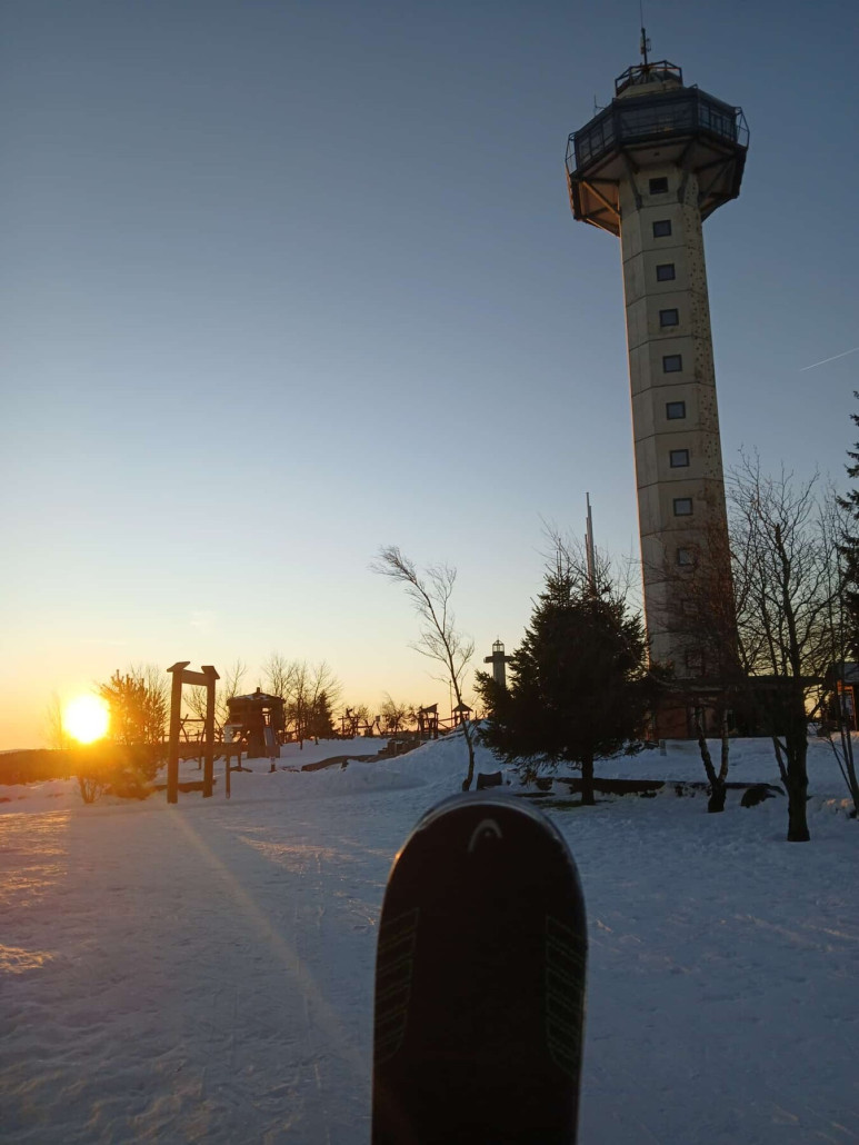Früher Vogel - oben strahlender Sonnenschein, während die Täler im dicken Nebel lagen