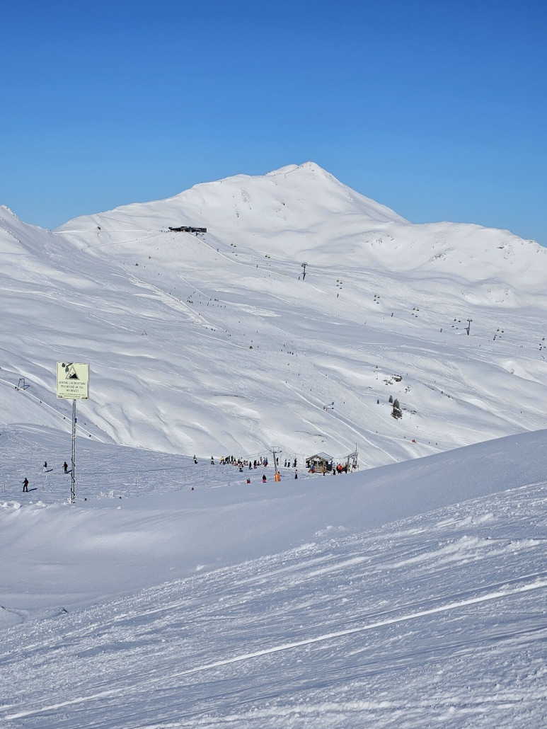 Ausblick auf die Schneeschüssel. Das Schwarze mittig ist die Bergstation vom Frühmesserlift.
