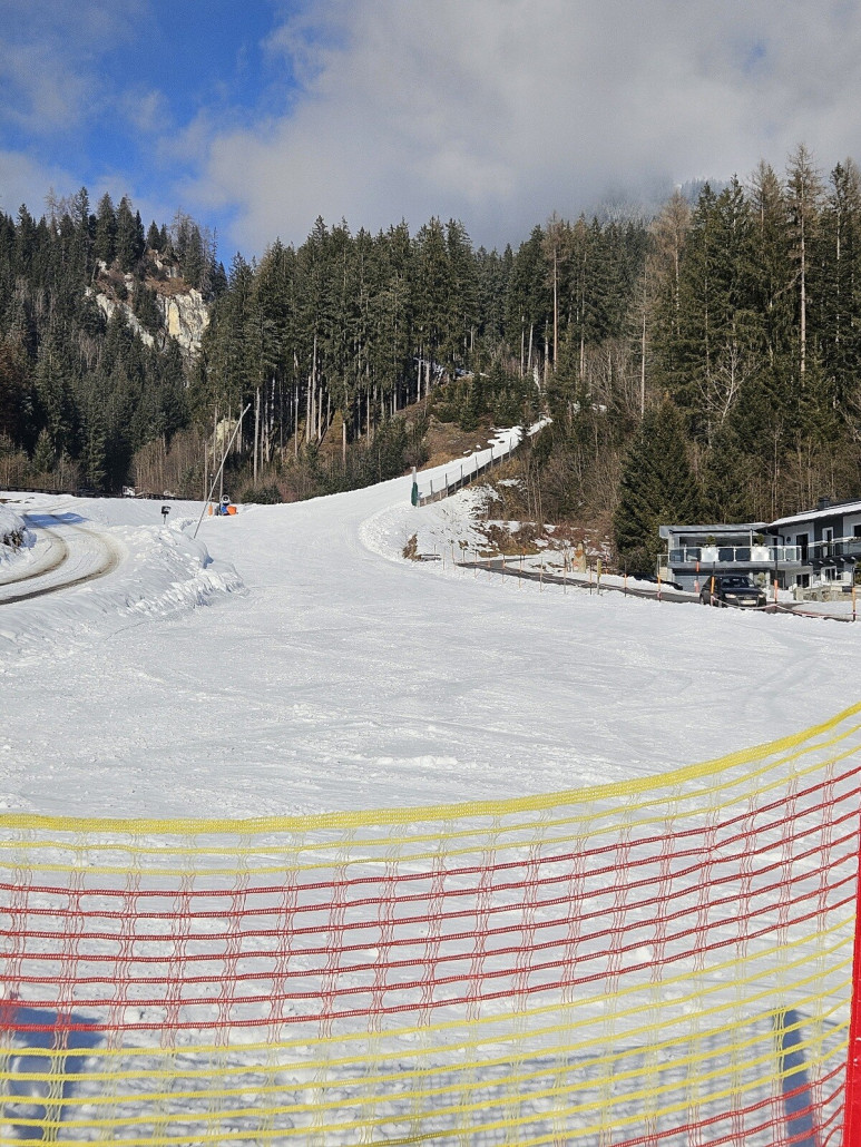 Die Piste endet dann so. Hier erstmal abschnallen und weiter auf einer flachen Waldpiste, dann noch über zwei Übungswiesen zu einem Elektrobus.