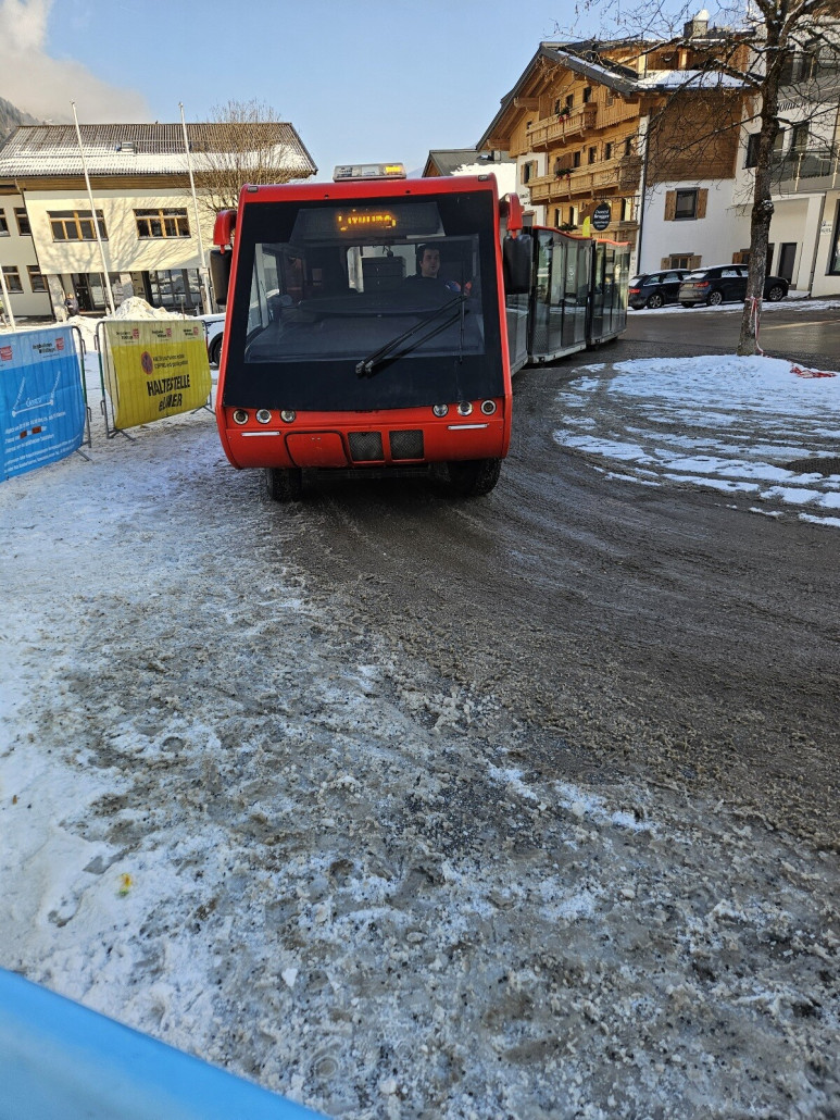 Diesem hier. Der pendelt von hier zur Wildkogelbahn.