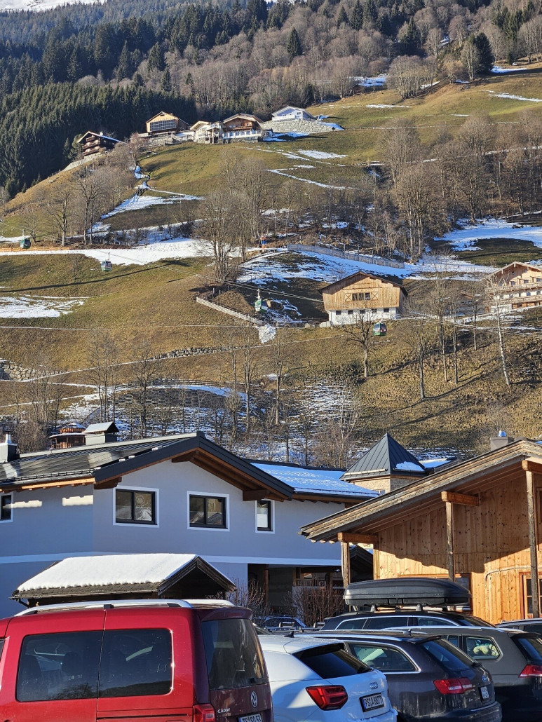 Mittig erkennt man einige Gondeln der Smaragdbahn. Der Parkplatz ist hier ein Stückchen weg von der Talstation, ist aber gut gelöst.<br /><br />Fazit: war schon ein sehr guter Tag. Highlight war für mich die Talabfahrt nach Neukirchen. Ist ja immer wieder erfrischend, wenn sich etwas in der Praxis als besser rausstellt, als es vorab im Kopfkino war.<br />Los war schon was. Viele Kinder-und Jugendgruppen.<br />Vermutlich liegt liegt man hier für Sportwochen preislich noch halbwegs im Rahmen.<br />Und das Gebiet selber ist ja auch sehr in Ordnung.
