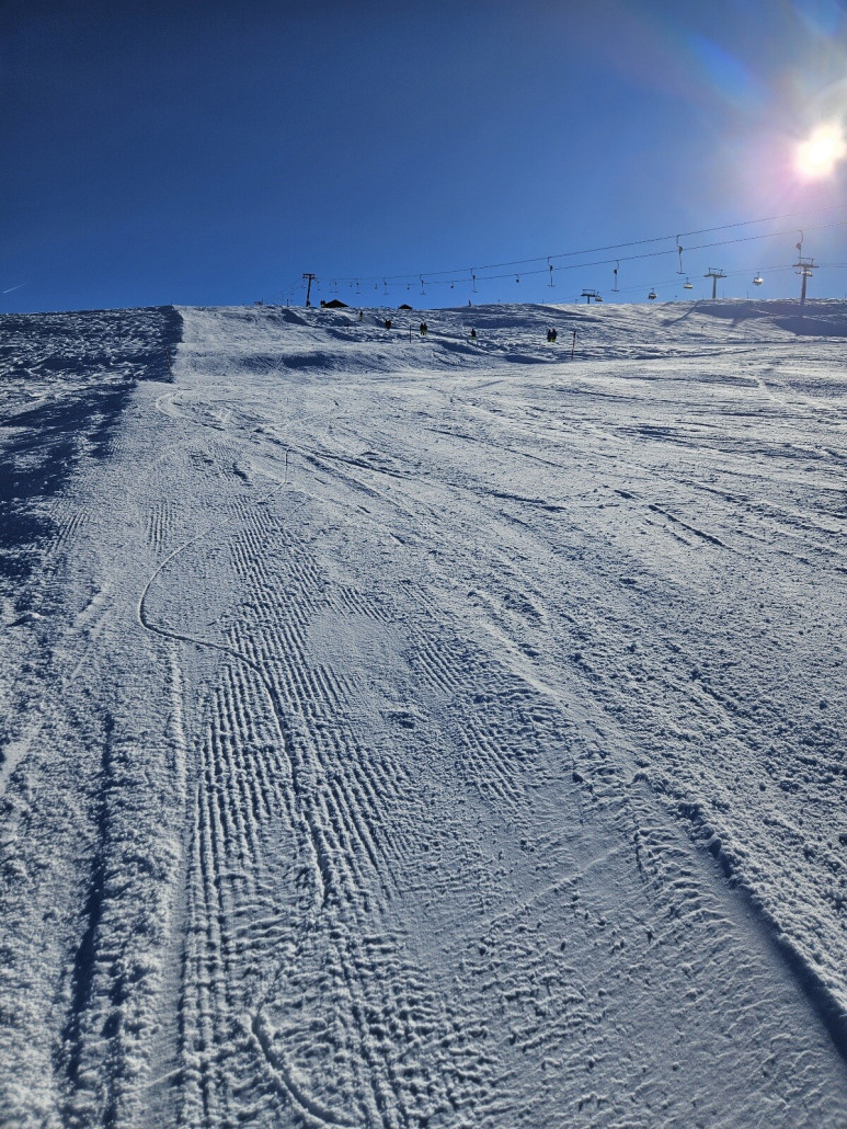 war aber auch am Nachmittag noch top in Schuß die Piste<br /><br />Fazit: obwohl es auf den Bildern mal wieder nicht so aussieht, es war schon was los. Für das Jännerloch ganz ordentlich.<br />Aber Pisten waren durchwegs gut präpariert, Highlights waren jeweils die Pisten an den Schleppern.<br />Es gibt ja auch keine groben Engstellen oder Tragödienhänge in dem Gebiet.<br />Lässiger, entspannter Tag