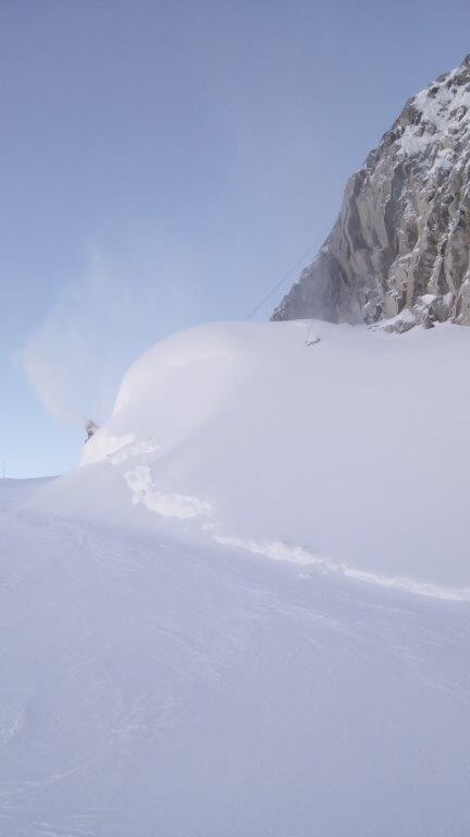 Beschneiung der Randkluft am Presena-Gletscher
