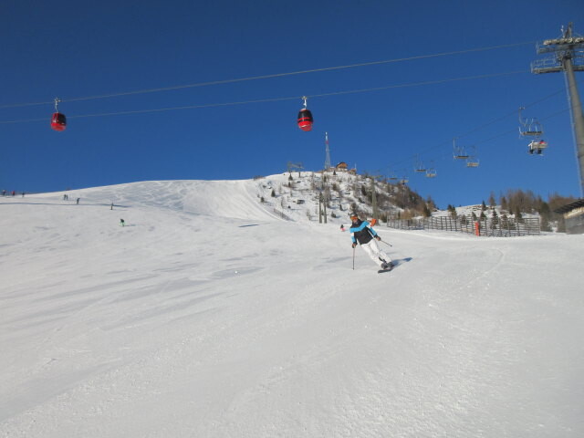 Steilhang Grosseck, darüber die 8-MGD Grosseck, rechts der 3-CLF Grosseck II, im Hintergrund die Speiereckhütte (2.066 m)