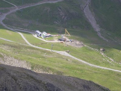 Höllenkar, im Vordergrund die 6-CLD-B Höllenkar, im Hintergrund die Talstationen der 6-CLD-B Zeblas und 4-CLD Palinkopf