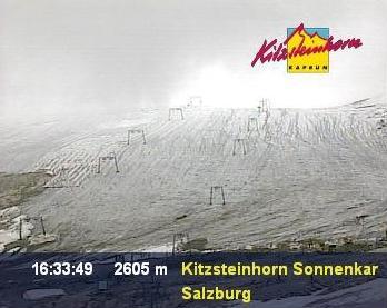 Kitzsteinhorn Sonnenkar von heute. Täuscht das, oder sind da links der Kitzlifte an der oberen Kante Felsen zu erkennen?! Wenn ja dann sind die jedenfalls neu!