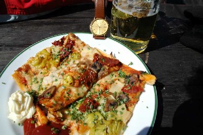 Musste sehr früh aufstehen ohne Frühstück. Deswegen um halb 11 schon ein Pizza ;)
