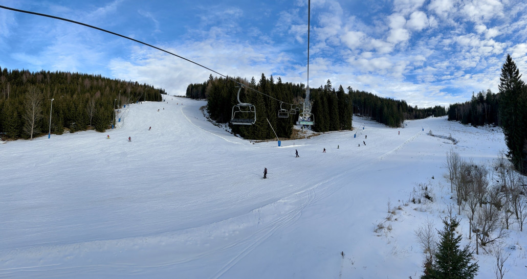 Piste 2 "Milena" ist momentan anders trassiert, die lange und nach links hängende schöne Rechtskurve fehlt und man fährt (nur) geradeaus - das spart Schnee