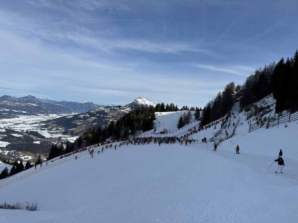 Skifahrer und Zuschauer zur Abfahrt, hatte mit mehr gerechnet!