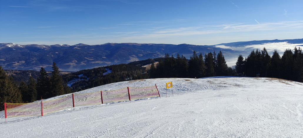 Hier zweigt die Piste 9 zur 4SB Bärenwald ab - mit dem Beschneien wurde noch nicht mal begonnen.
