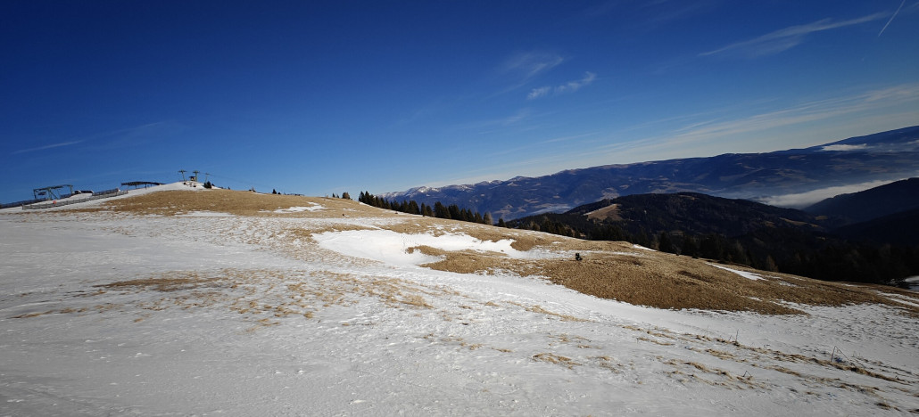 Grüne Wiese auch auch am Gipfelplateu der DSB Hochegger.