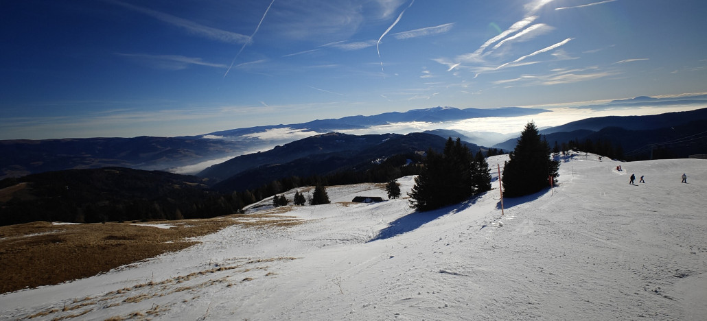 Nebel im Tal, im Hintergrund die Koralpe.