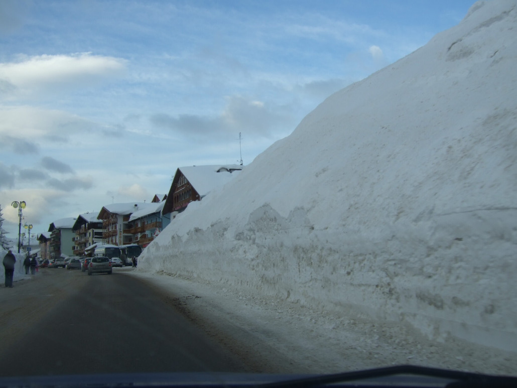 Selbst ganz unten im Val di Sole türmten sich die Schneemassen bereits vor Weihnachten