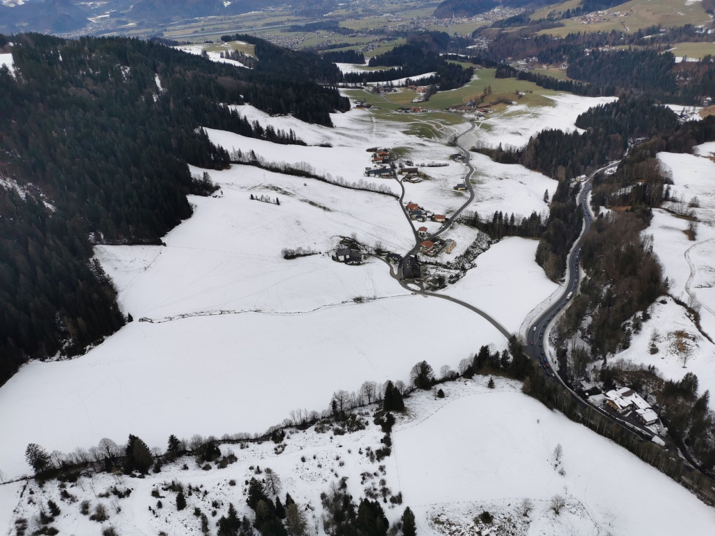 3. Hier unten am Feld müsste früher mal der "Wolfingerlift" gestanden sein. Mittlerweile auch abgebaut.