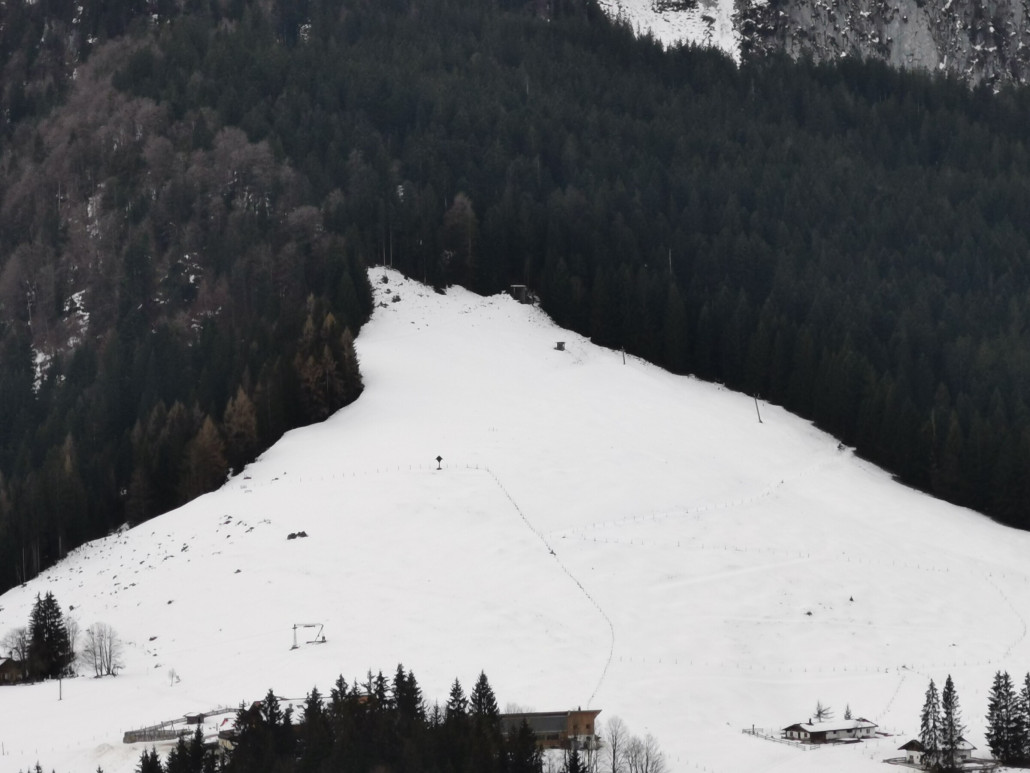 4. Stillgelegt, aber zumindest noch nicht abgebaut ist der Aschinger Alm Lift, rechts.