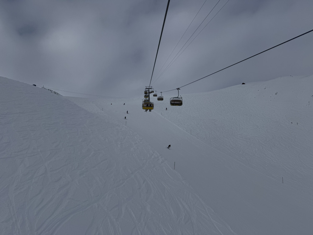 Wie z.B. die rote 2 unter der Bahn Randolins-Munt da San Murezzan