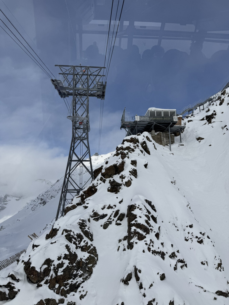 Renn-Ausstieg Piz Nair. Die Gondel war gegen 10 Uhr nur halb gefüllt.