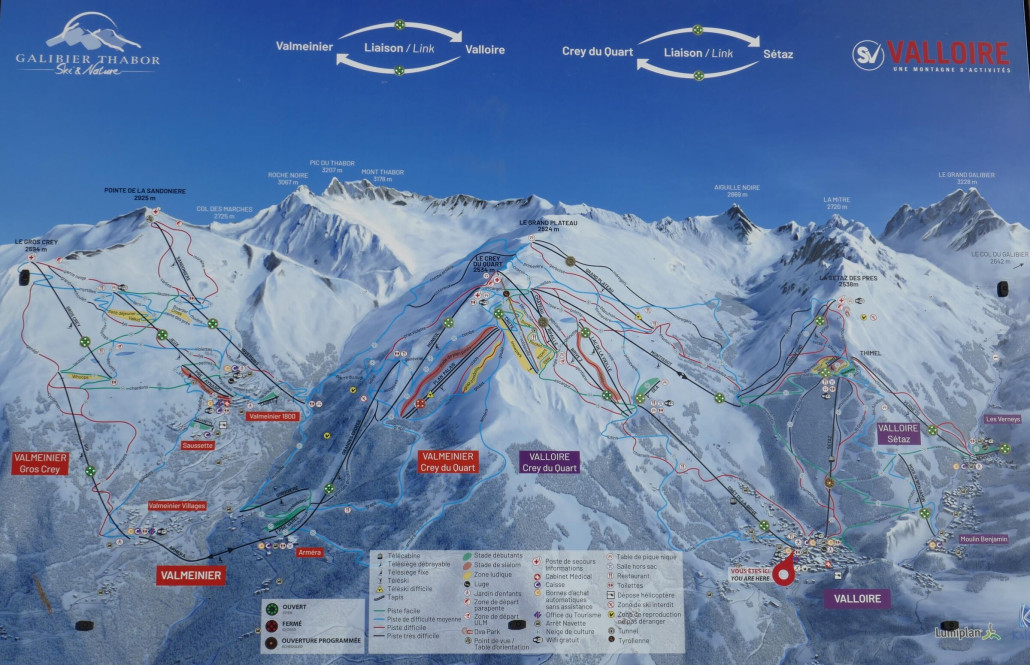 Überblick Skigebiet:<br />Das Skigebiet zieht sich über 3 Bergrücken und 2,5 Täler hin. <br />Der höchste Punkt im Skigebiet (2750m) ist in Valmeinier (links hinten) und wurde erst 2019 durch die neue Sandoniere 6KSB erschlossen.