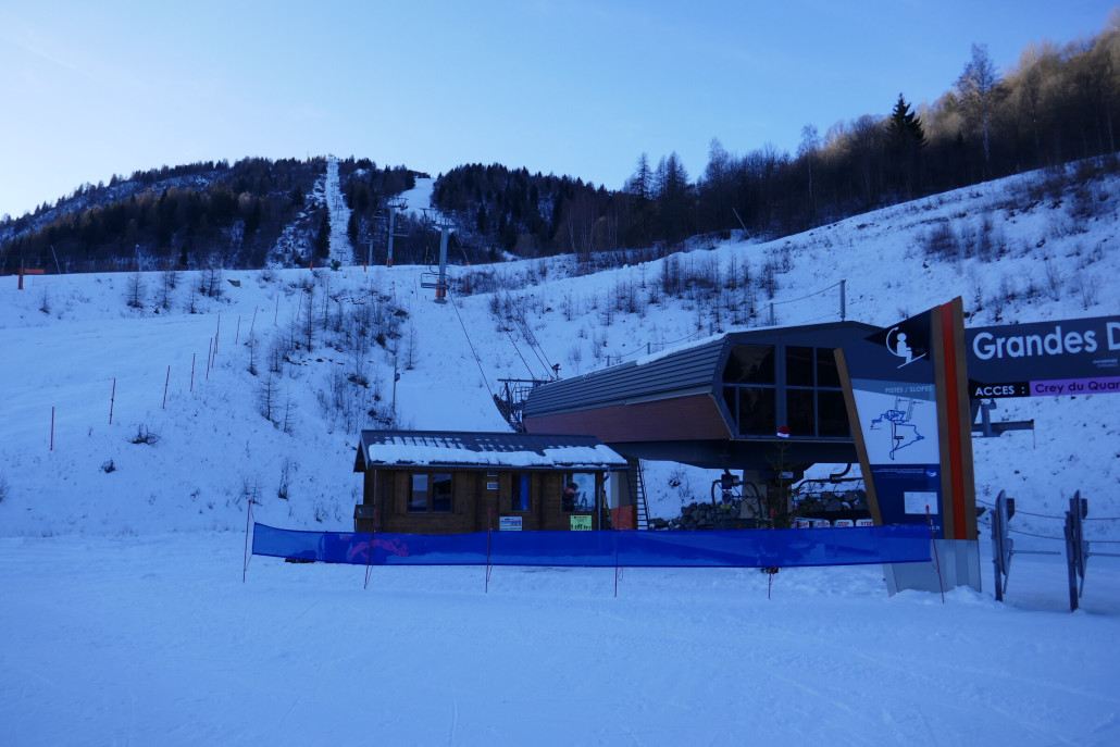 Start an der 6KSB Grandes Drozes, die morgens noch im Schatten liegt und direkt neben der Verbindungsbahn nach Valmeinier startet. Parkplätze sind hier kostenlos.