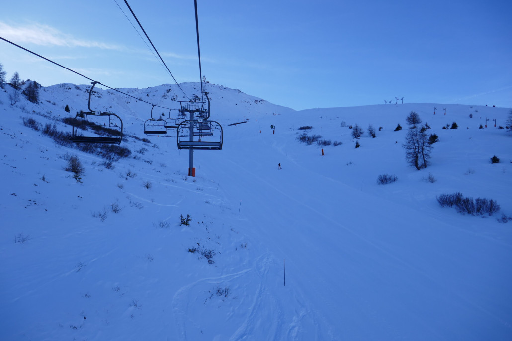 2. Sektion in den zentralen Sektor unterhalb Grand Plateau, der zwischen den beiden Orten Valloire und Valmeinier liegt. Diese 4SB wäre der einzige Lift (vielleicht noch neben der 4SB Gros Crey) die mal noch als KSB optimieren könnte. Ansonsten ist das Skigebiet perfekt erschlossen. Viele schnelle KSB, nur 2 EUBs und ein paar SBs und KSSL.