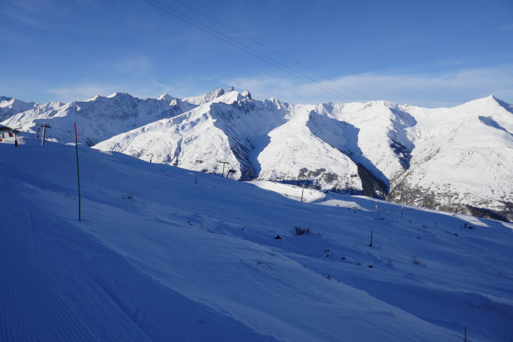 Oben die zentrale 6KSB Brive 2 auf der Valmeinier Seite noch im Schatten
