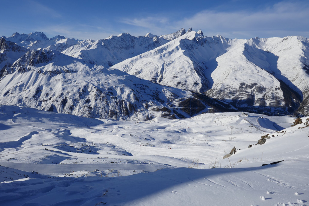 Am höchsten Punkt des mittleren Bergs nach einer Fahrt mit der Brive 2 6KSB. In der Mitte der rechte erschlossene 3. Höhenrücken unterhalb des Setaz. <br />Jetzt ging der Tag erst richtig los. Mega Pisten, Sonne satt und kaum jemand auf den Pisten unterwegs. Also erst mal ins Tal…