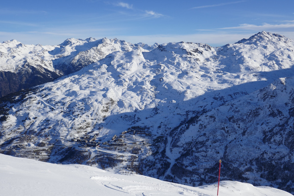 Bevor es losgeht noch mal ein Blick in die andere Richtung nach Valmeinier. Tolle typisch französische Erschließung. Rechts oben die 2019er Neuschließung 6KSB Sandonirere, die man kaum in der Landschaft erkennt.