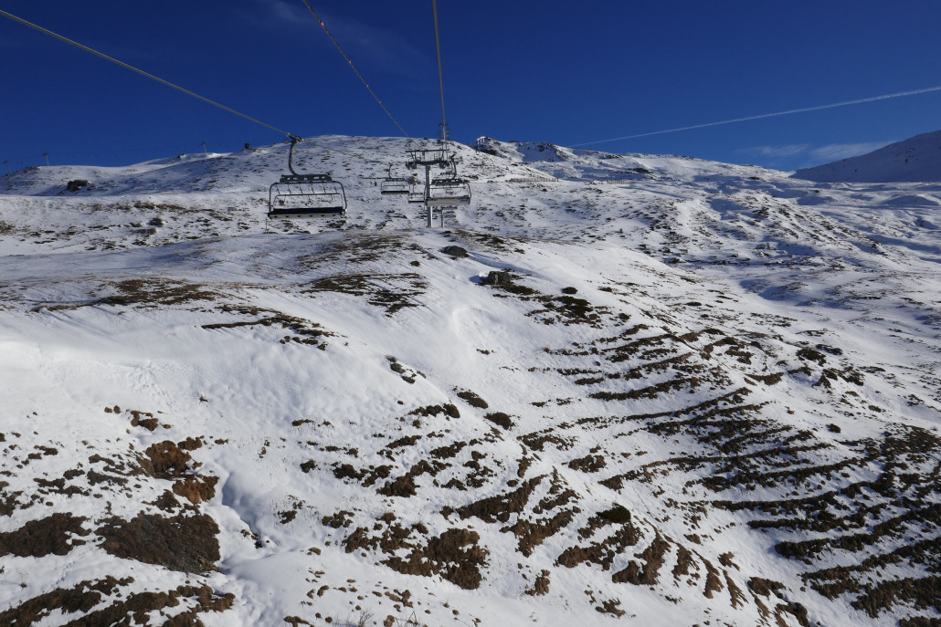 Nach einer langen Abfahrt geht es mit der 6KSB Montissot über recht schneearme Südwesthänge wieder hoch. Bis ganz oben (mit der 2. KSB) sind es fast 1000Hm.