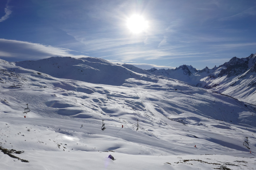 Zentraler Teil Valloire mit 6KSB Montissot vorne. Hinten verläuft der leider noch geschlossene, lange und exponierte KSSL Grand Plateau, der noch einmal einige lange eigenständige Abfahrten erschließt.
