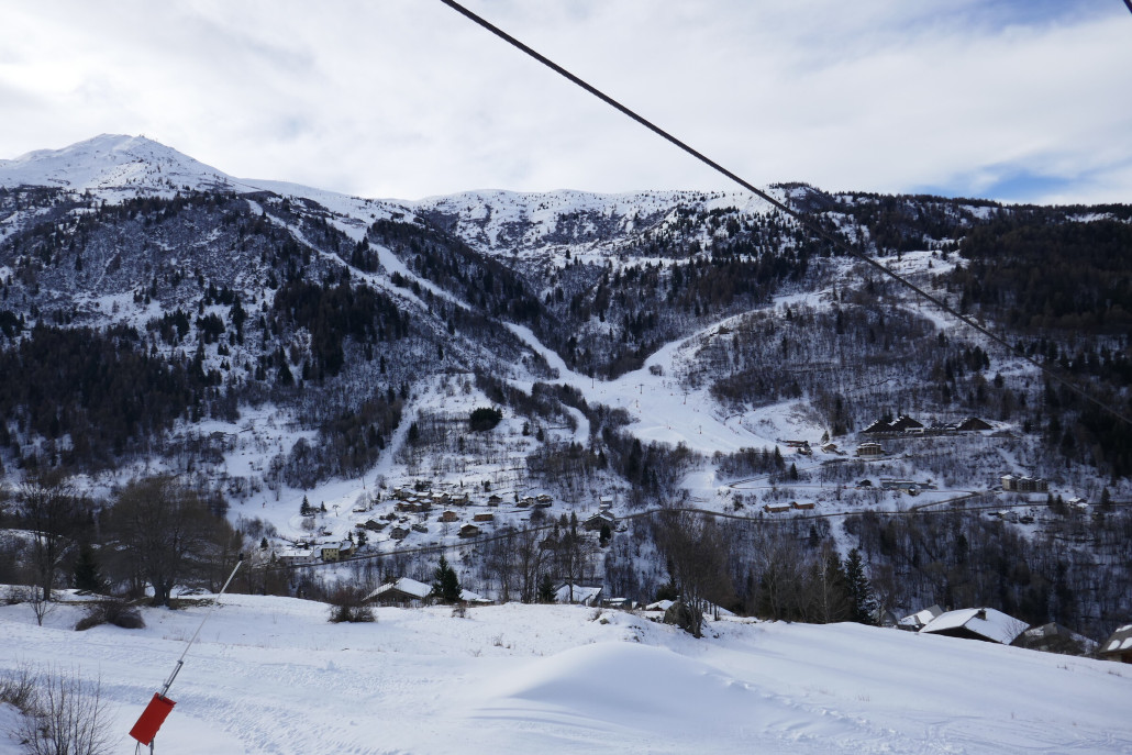 Die Szenerie auf der auf die Verbindungsbahn folgenden 4SB Roi, deren Pisten noch gesperrt waren. Auf der anderen Seite zu sehen. 1. Sektion KSB Grandes Drozes, darüber die 2. Sektion, die 4SB Moneul. Unten im Tal noch ein SL und eine kurze Rückbringer 4SB, mit der man wieder zurück nach Valloire wechseln kann, ohne die Verbindungsbahn zu nehmen.