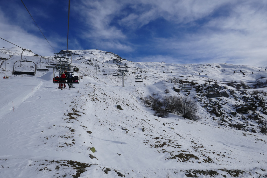 Links die kurze 4SBs, die ein Stück mit dem 6KSB Jeux zusammen verläuft. Die 4SB wurde nur vorn Trainingsgruppen verwendet. Die zugehörige Piste war recht steil und sehr eisig für Renntrainings präpariert. Hat am wenigsten Spaß gemacht an diesem Tag.