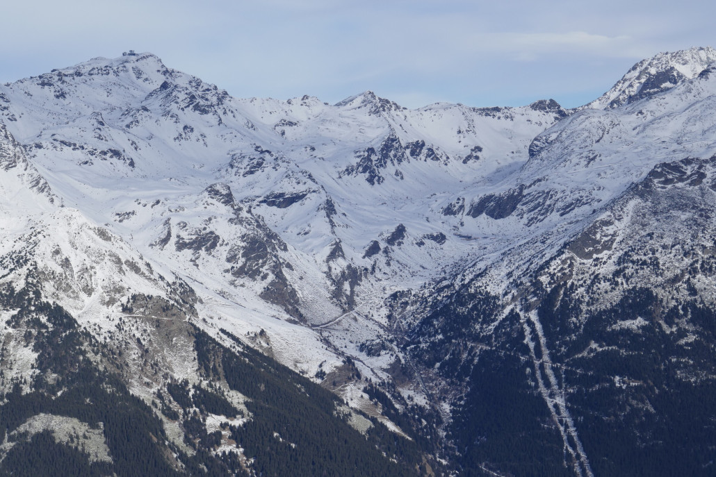 Blick zum Nachbarn nach Orelle mit Cime de Caron, die aktuell nur von Orelle aus erreichbar ist. <br />Dort bin ich vor genau 2 Jahren - auch Mitte Dezember - in 2 tolle Skitage in die 3 Vallées gestartet.