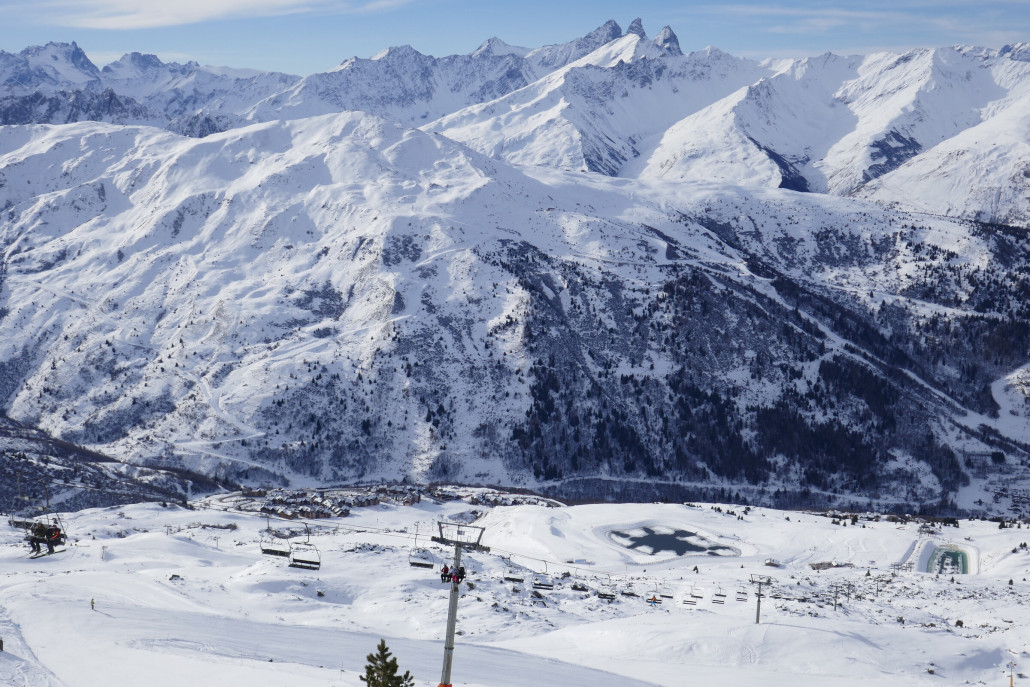 Oben an der Gros Crey 4SB mit Blick über Valmeinier und dahinter der zentrale Berg des Skigebietes.