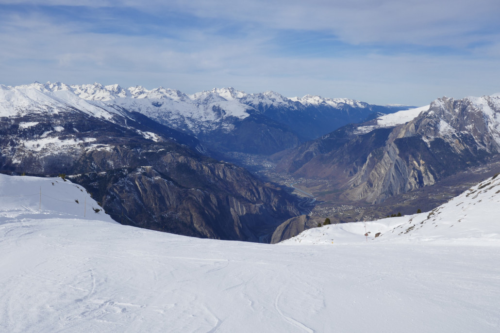 Dann das Highlight: Piste Genepi ganz links am Skigebietsrand mit extremen Tiefblick ins Maurienne Tal. Bis ins Tal sind es mehr als 2000 Hm.