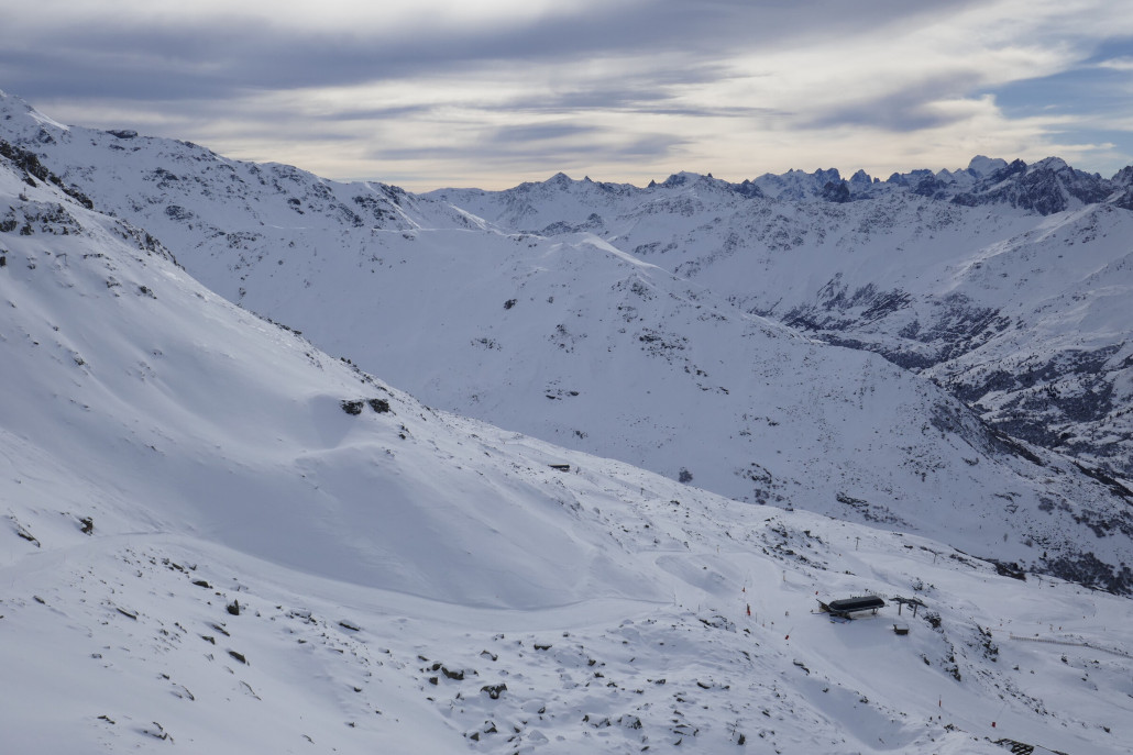 Rechte Piste Perce Neige von der 4SB Gros Crey zur zentralen 6KSB Jeux. Auch wieder toll trassiert und komplett leer.<br />Dahinter die 4KSB Inversins und darüber die Neuerschließung Sandoniere. Jetzt erst mal ganz runter ins Tal und dann mit den beiden hinteren KSBs wieder hoch.