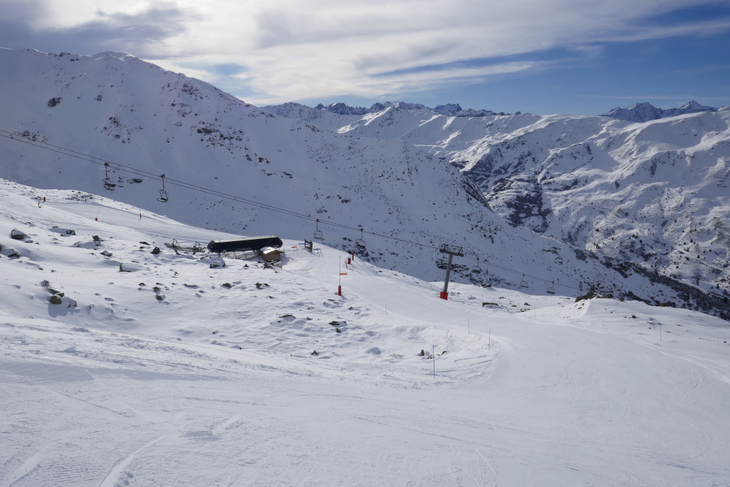 Hintere Bahnen in Valmeinier. 4KSB Inversins unten und darüber die „neue“ 6KSB Sandoniere