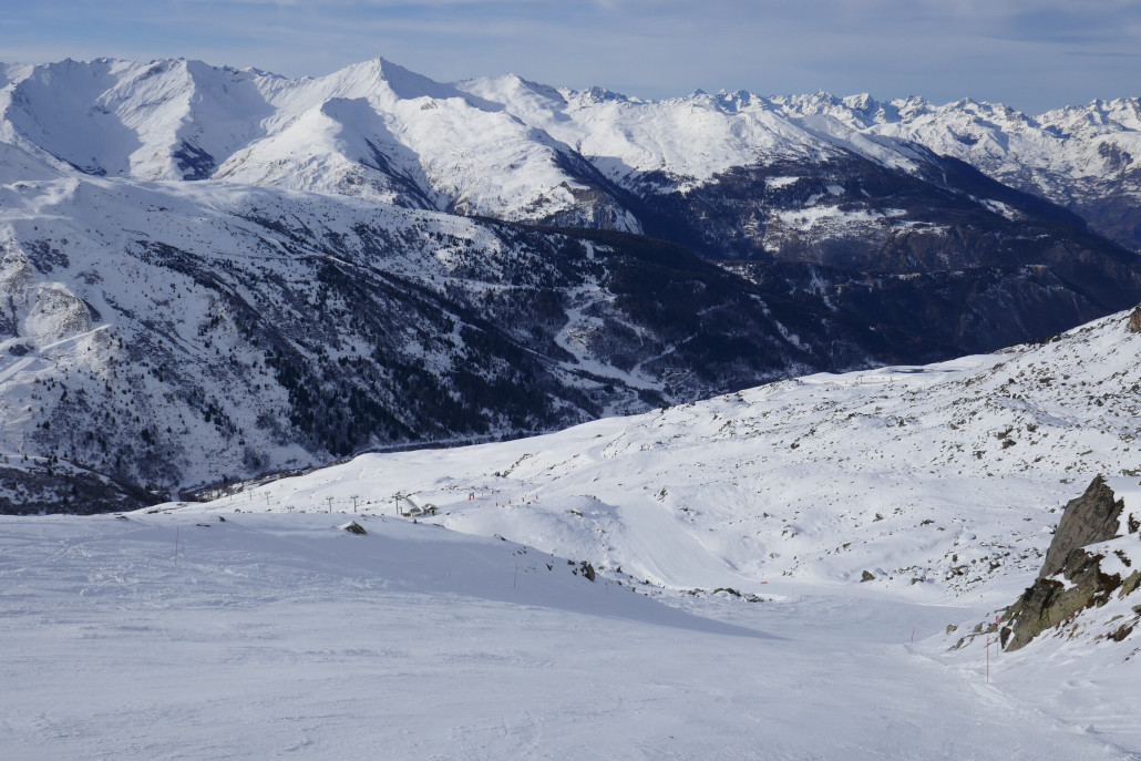 Talwärts gesehen rechte Piste. Leer und perfekt zum Höhenmeterfressen.