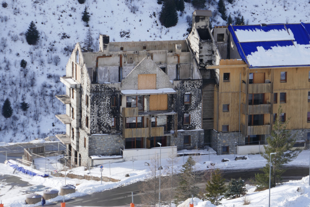 Auf der Abfahrt ins Tal. Ein abgebranntes Haus direkt neben der Piste.