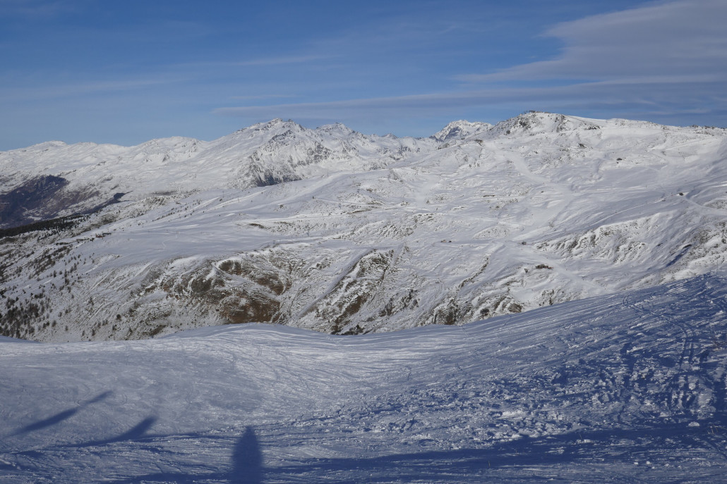 Bereits auf der anderen Seite im 3. westlichen Setaz Skigebietsteil bei Valloire oben an der 6KSB Corna Fond. Dieser Teil ist etwas kleiner als die andern beiden Teile, bietet aber auch tolle Pisten und überwiegend schnelle Lifte.
