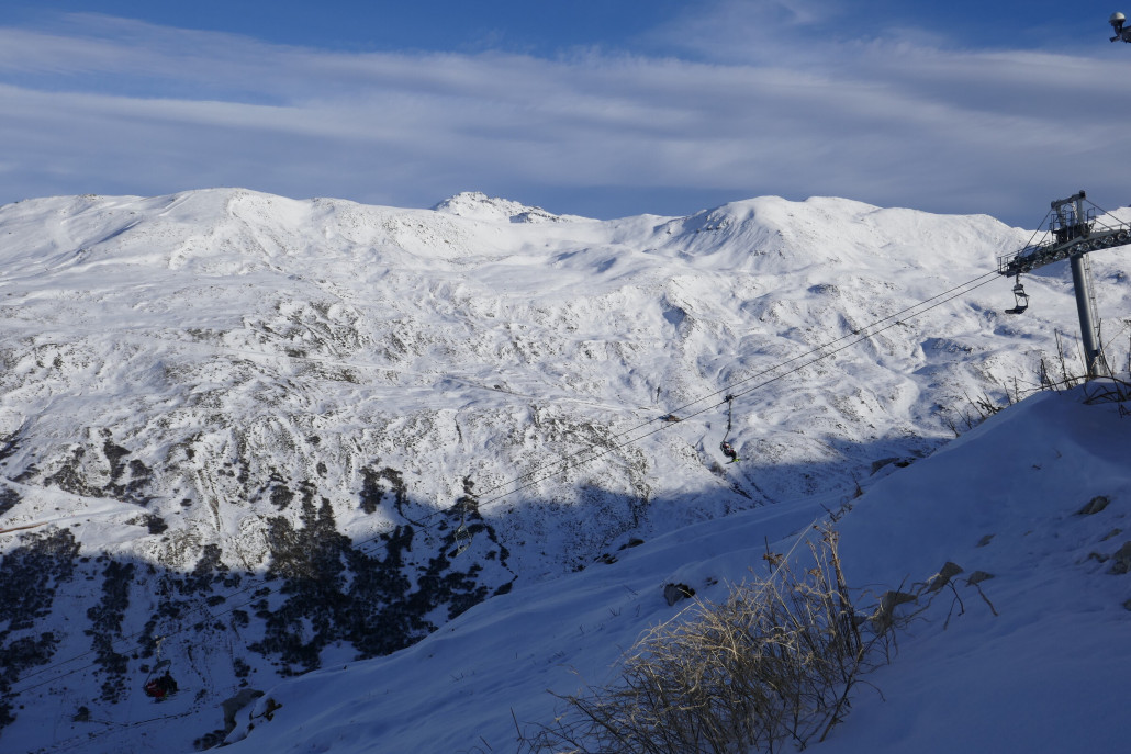 Rechte Seite des Hang unterhalb Grande Plateau mit dem noch gesperrten KSSL oben und weitern Abfahrten die leider noch geschlossen waren, aber sehr weit nach rechts in das Tal hineinführen und unten dann wieder nach links zurück verlaufen.