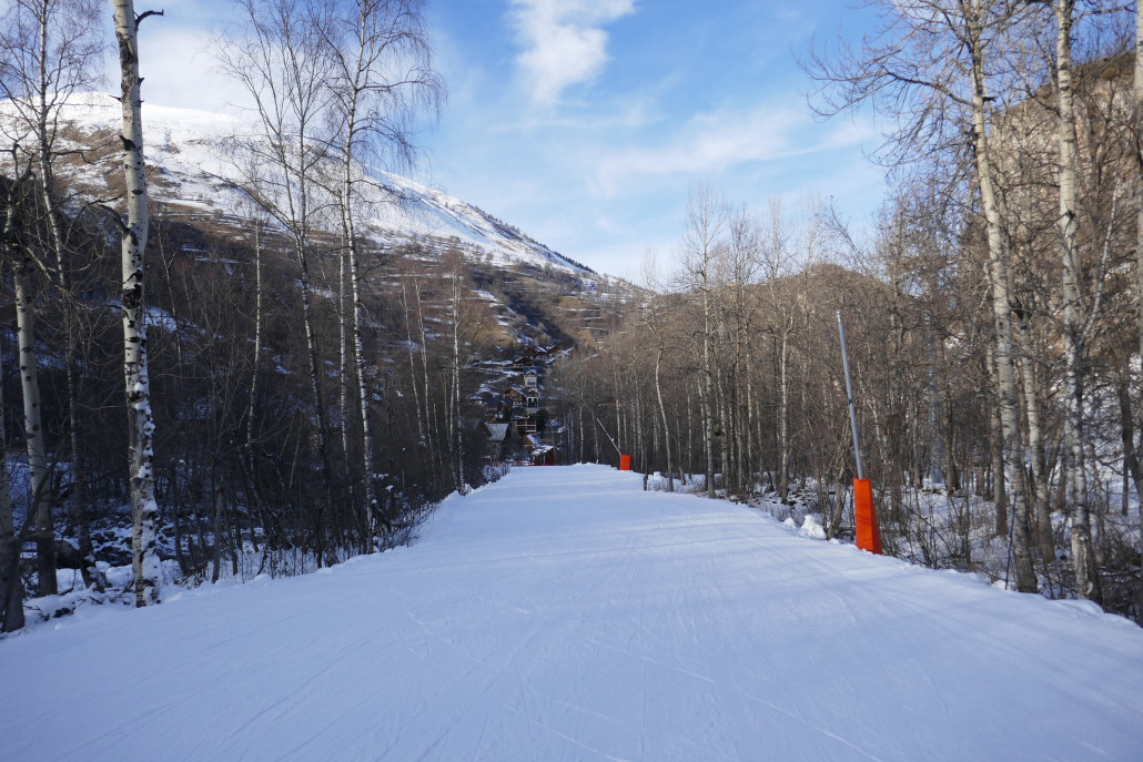 Nette Abfahrt durch Birkenwälder im Ortsteil Moulin Benjamin an Ende der Piste