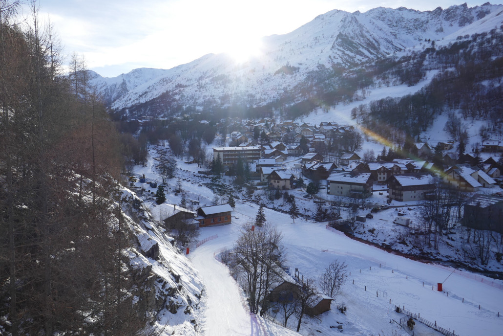 Les Verneys aus der 4SB Moulin Benjamin heraus aufgenommen. Auch dieser Ort ist sehr beschaulich und nett. Rechts auf der andren Hangseite liefen bis in die frühen 2000er Jahre auch noch 2 Lifte, deren Schneise man heute noch sehen kann. Heute ist die rechte Hangseite aber komplett liftlos.