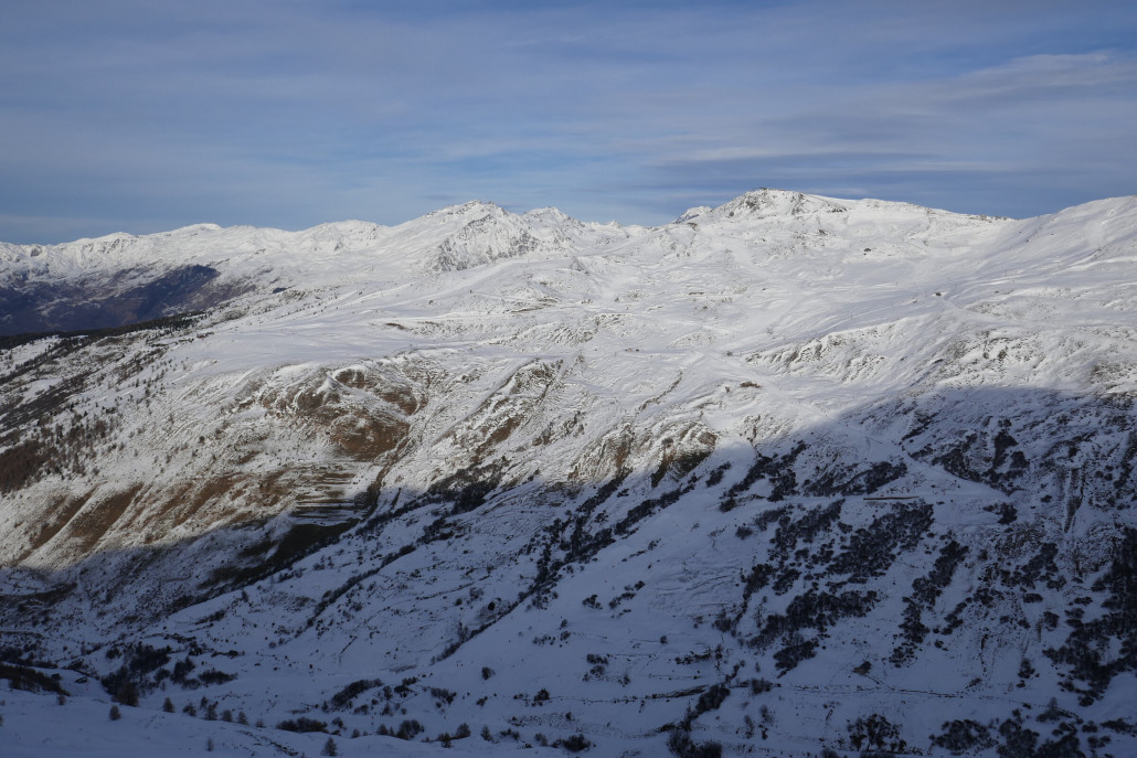 Zentraler Teil des Skigebiets. Der Schatten werden länger…